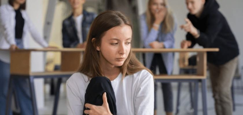 Tânără de 14 ani, îndemnată de colegii ei să se sinucidă