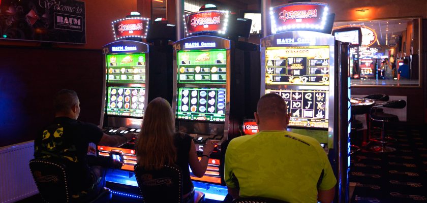 Zeci de percheziţii la persoane acuzate că au fraudat aparatele de jocuri de noroc