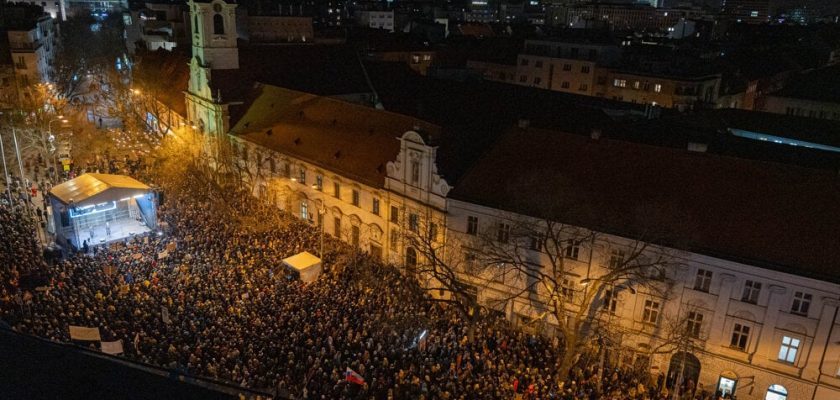 Proteste masive în Slovacia față de planul desființării secției anticorupție a Parchetului