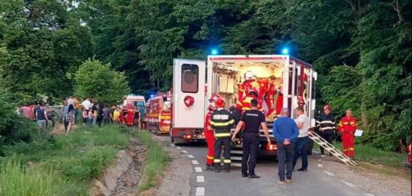 Accident grav, cu șapte victime, pe o șosea din Bistrița: Un adolescent, care era la volan, a murit. A fost activat Planul Roșu