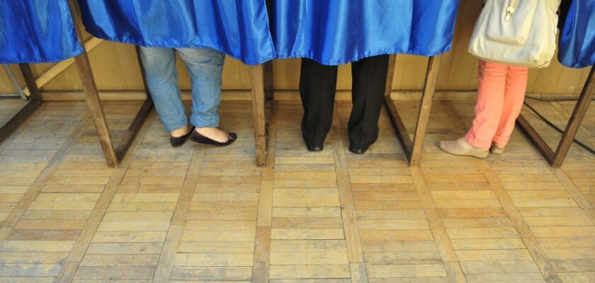 Alegeri 9 iunie: Analfabeții și neștiutorii de limbă română nu vor putea fi însoțiți de alte persoane în cabina de vot