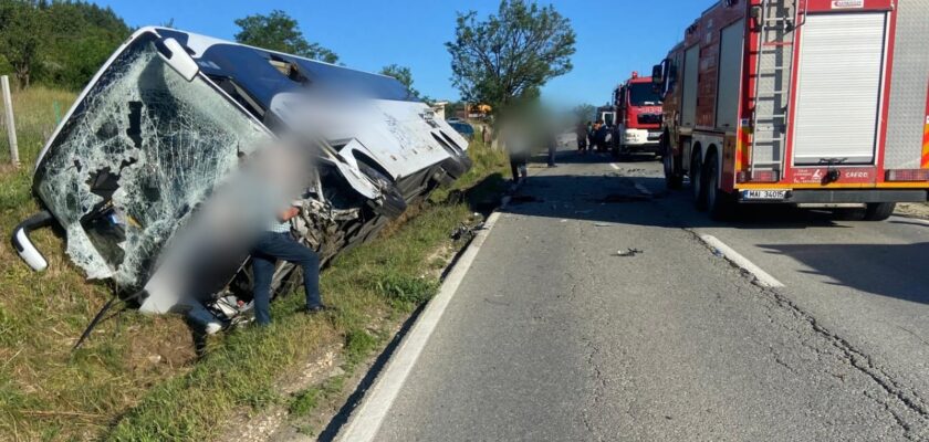 Autocar plin cu elevi care plecau în excursie, implicat într-un grav ACCIDENT în Vâlcea / Un șofer a murit / Doi copii au suferit atacuri de panică