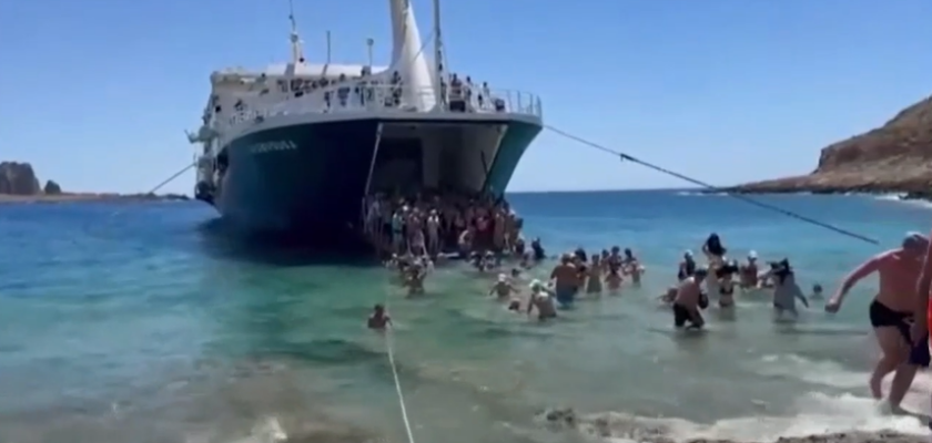 Incident șocant în Creta: Turiști români, printre care și copii, DEBARCAȚI periculos dintr-un feribot