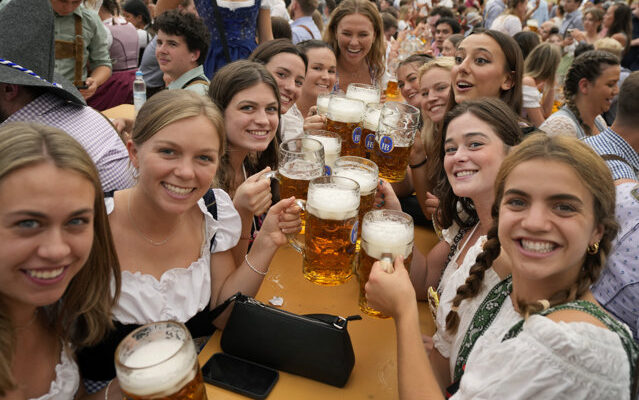 Berea e tot mai scumpă în Germania. Preţul unei halbe la Oktoberfest va depăşi pragul de 15 euro (75 de lei) pentru prima dată