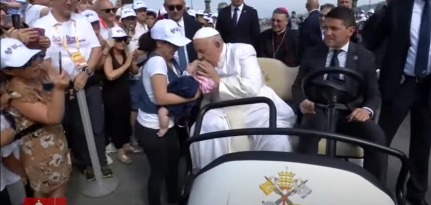 Papa Francisc: „În lumea de azi democraţia nu se simte prea bine. Indiferenţa este cancerul democraţiei” VIDEO