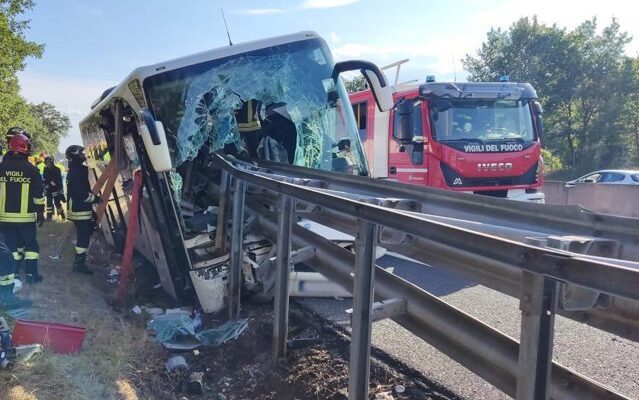 Un mort şi 25 de răniţi. Este bilanţul unui accident produs duminică pe A1, în Italia