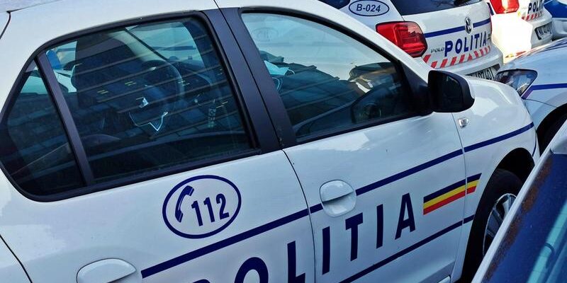 O polițistă de 21 de ani aflată în timpul serviciului a murit într-un accident, în județul Brașov, după ce mașina în care se afla a fost lovită de remorca unui TIR