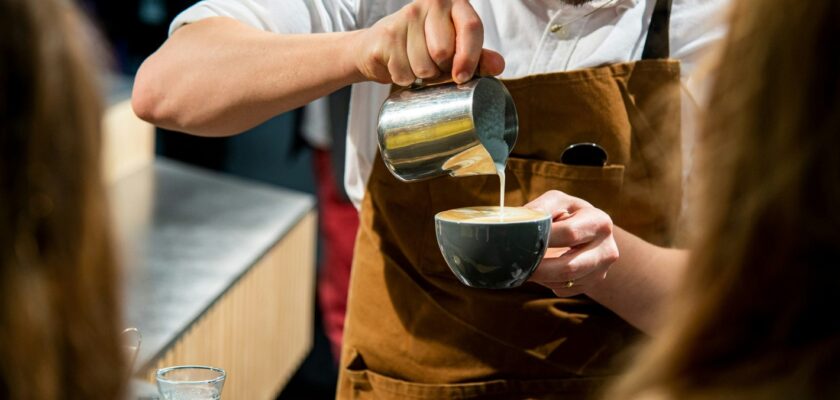 În România, cafeaua e mai SCUMPĂ decât în Spania sau Italia. Cu cât e mai mare preţul unui cappuccino sau al unui espresso