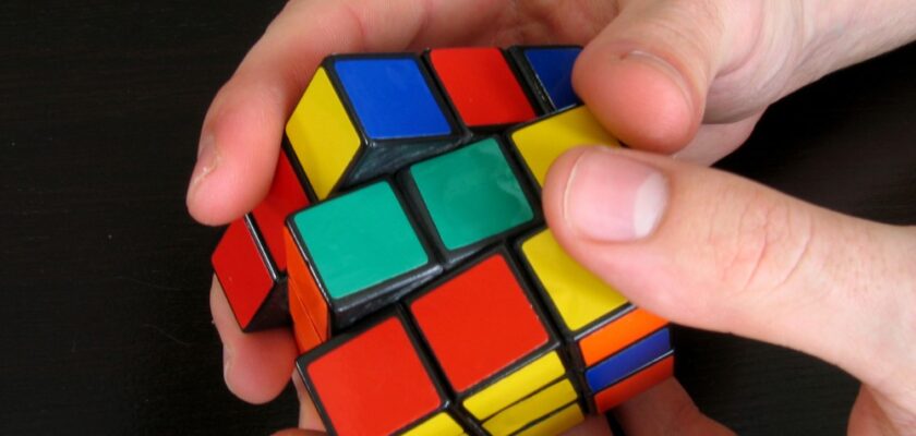 Cubul Rubik japonez care pune în DIFICULTATE pe cei mai iscusiți strategi. Va ajunge pe piață la un preţ exorbitant