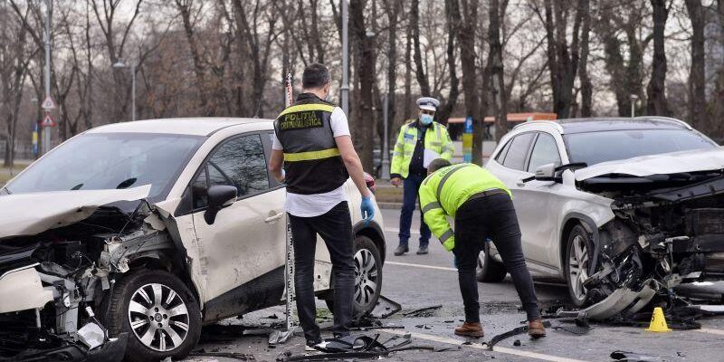 Ce asigurători fac cei mai mulți bani din RCA și CASCO: Tot mai mulți români își asigură mașinile la firme supravegheate din Franța și Cipru