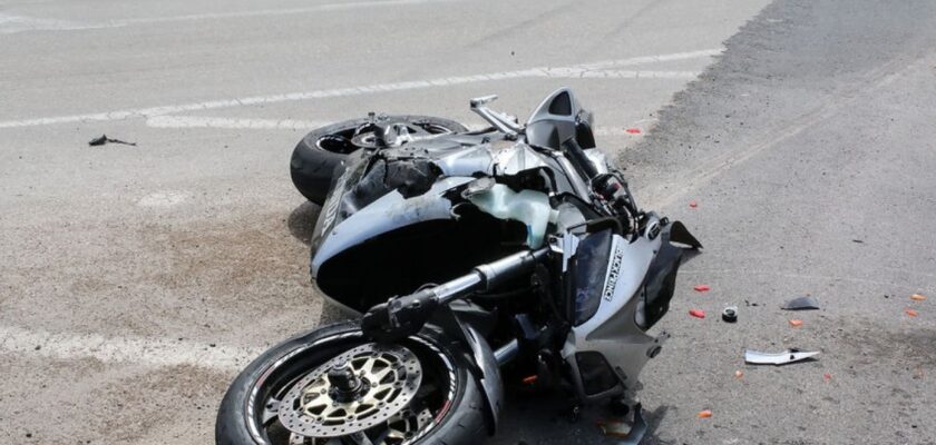 Un motociclist a fost omorât într-un accident auto, acroșat de prietena sa cu mașina