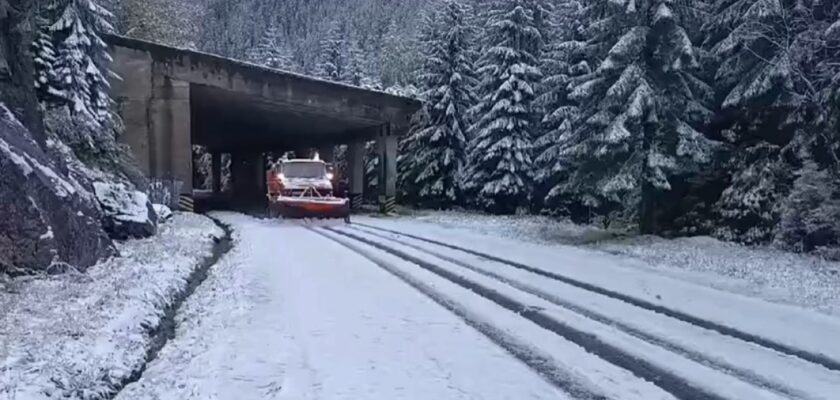 Iarnă în toată regula pe Transfăgărășan. Prima zăpadă a pus în mișcare sute de utilaje de deszăpezire