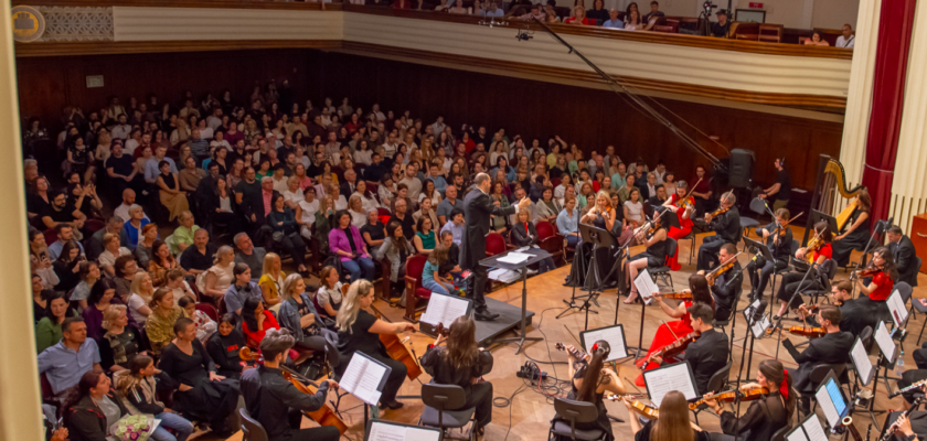 UBB găzduiește mâine Simfonia sărbătorilor, concertul de Crăciun susținut de Young Famous Orchestra