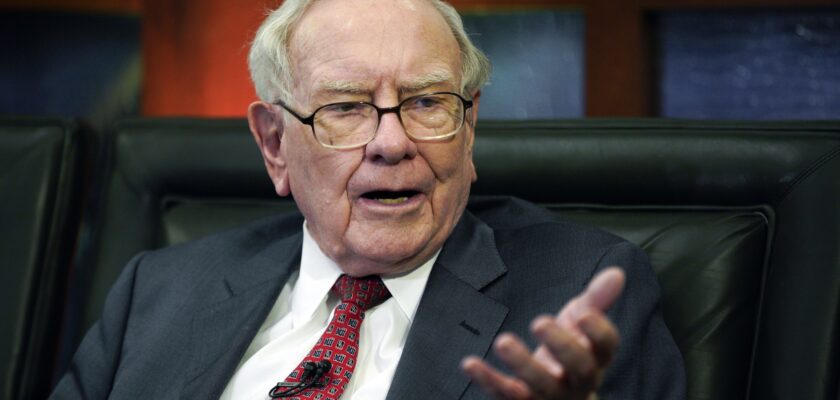 Warren Buffett acumulează numerar şi vinde acţiuni, dar nu explică de ce în scrisoarea sa anuală adresată investitorilor