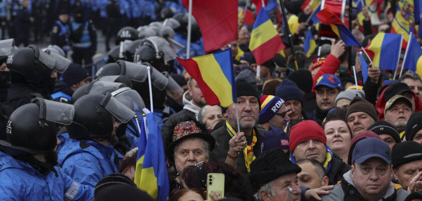 Bărbatul aflat sub control judiciar și prins cu o armă albă la protestul AUR, arestat preventiv