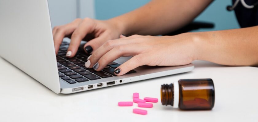 Noua obsesie periculoasă de pe TikTok: Suplimentele alimentare ‘miraculoase’ care pot duce la insuficiență renală